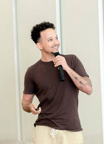Vince Alcantara no palco, com microfone