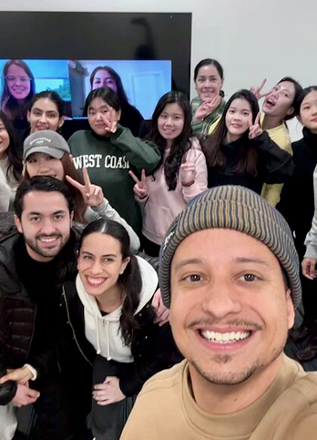 Vince sorrindo entre alunos em sala de aula